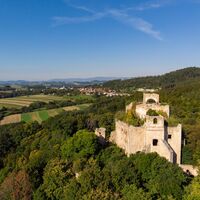 Die Burgruine Landsee thront weithin sichtbar über dem Naturpark Landseer Berge.