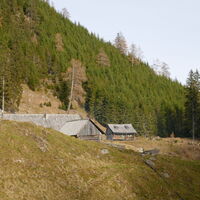 die Lackneralm (die Hütten)