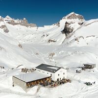 Sonnenstube: Die Segneshütte vor dem Segnesboden.