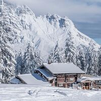 Gabühelhütte mit Taghaube im Hintergrund