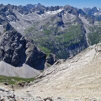 Unten im Blick der fordere Gufelkopf mit seinen verwobenen Gesteinsstrukturen