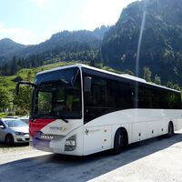 Im Talschluss Stockham wartet der Bus 540 nach St. Johann.