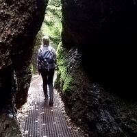 Wanderin zwischen den Felswänden in der Drachenschlucht im Mariental bei Eisenach
