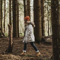 Tourismus Service Bergstrasse Burgensteig Hambacher Tal Blick Hemsberg Frau im Wald Pexels