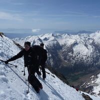 Spätestens bei Pt.3300m muss man das Skidepot anlegen. Die Geländeneigung beträgt nun teils mehr als 40°.