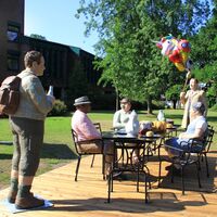 Alltagsmenschen am Rathaus in Schloß Holte-Stukenbrock