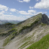 nach dem Kesseljoch bricht der Grat ab, wir steigen ins Kar ab und folgen dem Band zur Einsattelung gegenüber