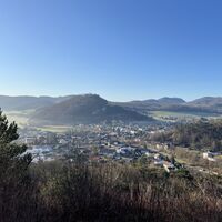 Mit Tiefblick auf Alland, dahinter der Allander Buchberg und im Hintergrund glaublich der Peilstein