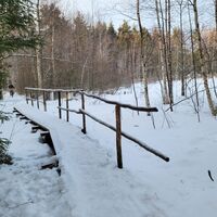 Verschneite Holzbrücke
