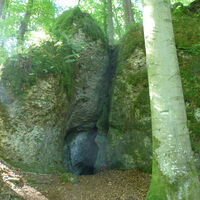 Höhle am Wegesrand
