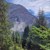 Ein Felssturz gegenüber verursachte die Wolke, dem Lärm nach müsse tausende Kubikmeter Stein ins Tal gerauscht sein.
