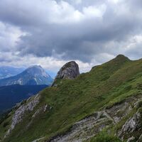 Abstieg über Ostgrat/Kamm und Weg Nr. 678