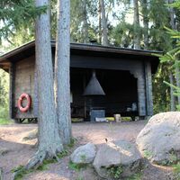 Die Schutzhütte Kuovinkallio bietet Platz für auch eine große Gruppe von Wanderern.