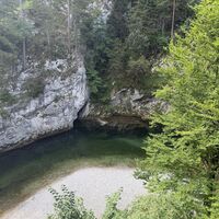.. und über eine Brücke (Gehsteig) mit Tiefblick zu einem der zahlreichen Badestrandplätze