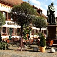 General Hartmann am Marktplatz Maikammer