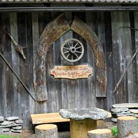 Lieblich gestaltete Rastplätze bringen uns zum Schmunzeln.