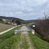 .. ein kleines Aquädukt überschreitend