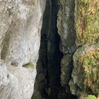 Blick auf die Öffnung einer Höhle
