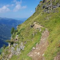 Ausgesetzte Wegpassage mit schmalem Pfad im Bereich Krahbergzinken