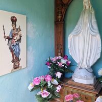 Innenraum der Kapelle, links das Gemälde der hölzernen Statue der Unbefleckten Madonna (18. Jahrhundert), die ursprünglich hier aufgestellt war und sich heute im Diözesanmuseum in Udine befindet