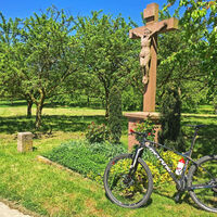 Rastplätzchen mit Kreuz bei Stadelhofen