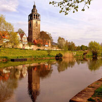 An der Werra in Bad Sooden-Allendorf: Stadtmauer mit Kirche St. Crucis
