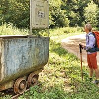 Wir wandern beim Hunt und der Informationstafel vorbei