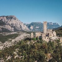Schloss Drena und die Marocche im Hintergrund
