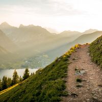 Weg von der Rofan Seilbahn Bergstation zur Dalfaz Alm