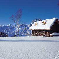 Schneebedecktes altes Haus in Bad Goisern am Hallstättersee