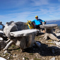 [ Dolomiten, Rosengarten ] | Tag 3 | Im Laurenzi-Klettersteig; Am Gipfel des Molignon di Fuori, 2.779m; Rast auf der hölzernen Lounge-Garnitur