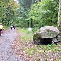Findlingspark "Groß-Modder-Eiche" im Staatsforst Rosengarten