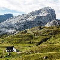Tilisunahütte mit der Weißplatte im Hintergrund
