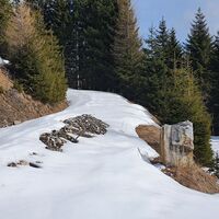 1.3 km 2. Gabelung mit markantem Stein