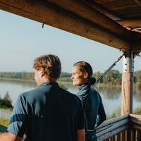 Radfahrer am Aussichtsturm Naarn im Machland