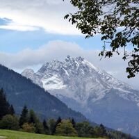 Im bayerischen Ort Gmerk öffnet sich der Blick auf das Hochkaltermassiv.