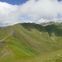 ganz links der Hochwart, links der Bildmitte der weitere Wegverlauf und rechts in den Wolken die Schoberspitze