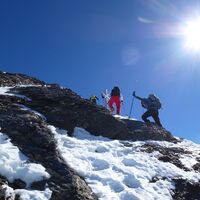 Bei fehlender Schneeauflage bewegt man sich zwar im klettertechnisch leichten, allerdings im brüchigen Fels auf hartem, bei Sonnenschein aufweichendem Permafrostboden. Rutsch- und Absturzgefahr besteht.
