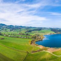 Der Niedersonthofener See mit Campingplatz und angeschlossener Badestelle
