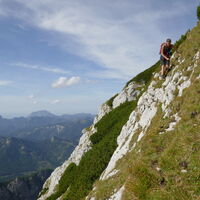 der Abstieg über die Westseite ist meist weglos und steil