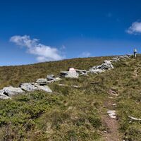 Klaubsteinmauer auf dem Weg zum Weißenstein