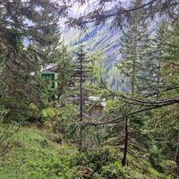 Die Jagdhütte liegt sehr versteckt, aber mit guter Aussicht ins Tal. Hier beginnt der Trampelpfad nach oben.