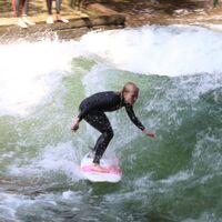 Surfen auf dem Eisbach, Englischer Garten, München