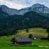 Kienberghütte auf der Eisenaualm mit Schafberg im Hintergrund