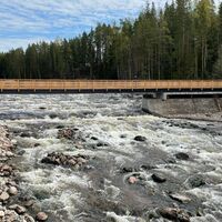 Breiter Stromschnellenbereich rauscht, Brücke über den Stromschnellen
