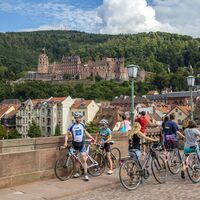 Schloss Heidelberg und Radfahrer