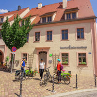 Radfahrerinnen vor der Tourist-Information Wurzen