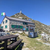 Rifugio del Mombarone mit im Hintergrund dem Gipfel
