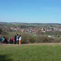 Wandergruppe auf der Höhe von Altheim