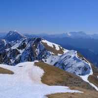 Die Südhänge werden früh schneefrei, daher müssen die besten Übergänge sorgfältig gewählt werden.